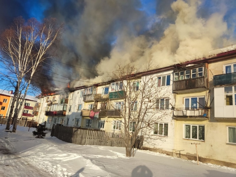 Пожарные ликвидируют возгорание в Смирных