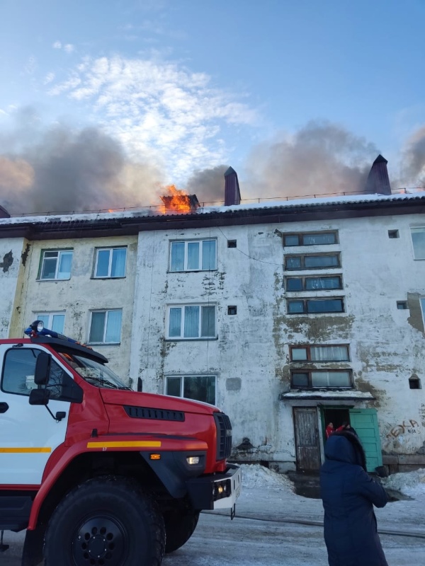 Пожарные ликвидируют возгорание в Смирных