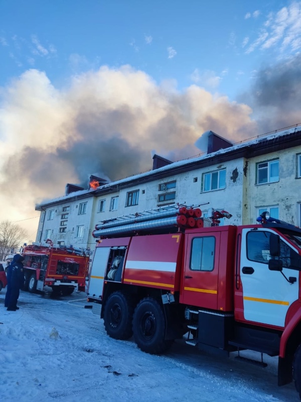 Пожарные ликвидируют возгорание в Смирных