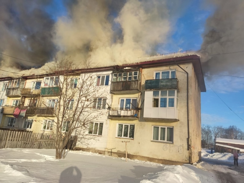 Пожарные ликвидируют возгорание в Смирных