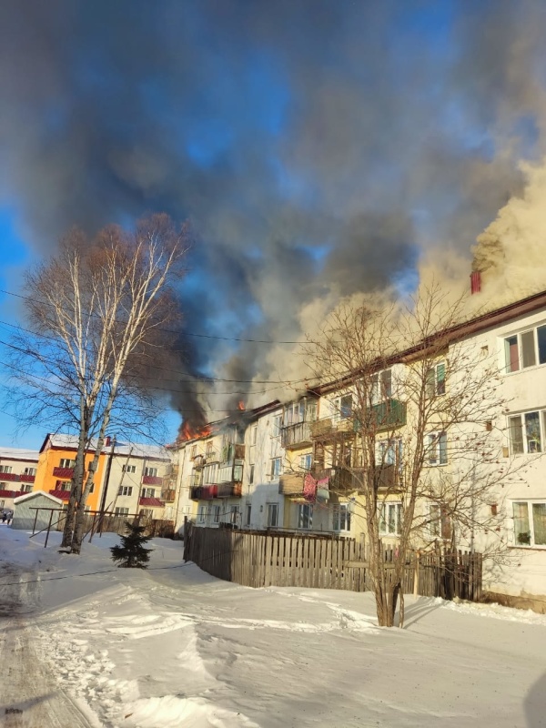 Пожарные ликвидируют возгорание в Смирных