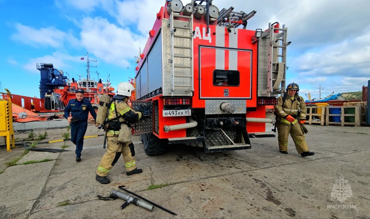 Пожарные потушили условный пожар на морском спасательном судне «Рубин» -  Новости - Главное управление МЧС России по Сахалинской области